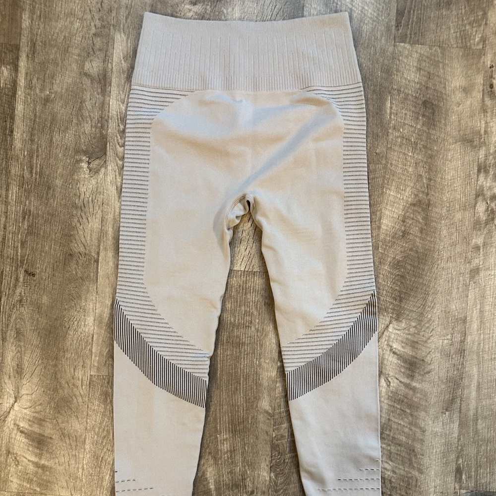 Seamless 2 toned light great leggings never worn